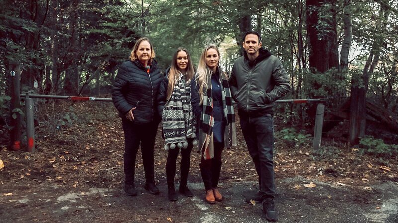 Freunde und Unterstützer der Familie suchen auf eigene Faust nach der Leiche von Hilal. – Bild: NDR/​Jasmin Hauck