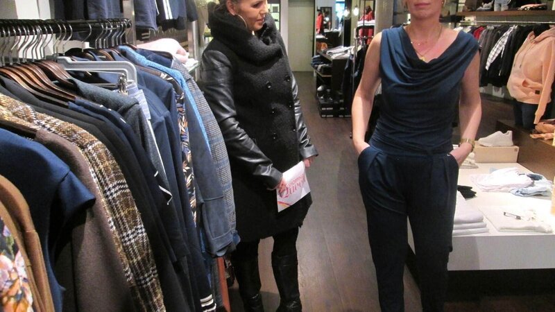Kandidatin Stefanie (r.) und Shoppingbegleitung Christina. – Bild: TVNOW /​ Constantin Ent.
