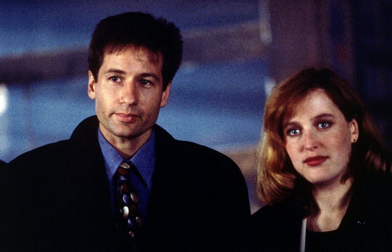 Mulder (David Duchovny, l.) und Scully (Gillian Anderson, r.) werden in Wisconsin mit einer Sekte konfrontiert, die als Vegetarier im Land der Viehzucht das Schlachten beenden wollen. – Bild: ProSieben MAXX