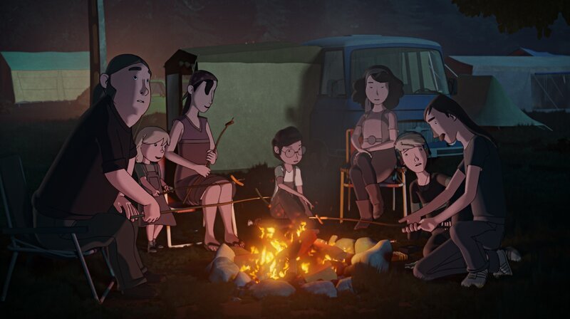 Harry, Lilli, Gesa, Sophie, Kati, Rocco und Ecki (von links nach rechts) schmeckt die gegrillte Wurst im ungarischen Zeltlager echt lecker. – Bild: MDR/​WDR/​SWR/​Balance Film/​Lutterb