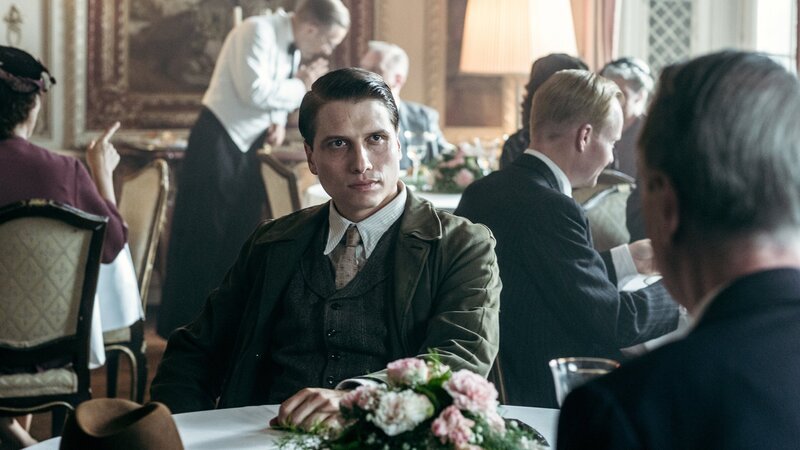 Unzimperlicher und hartnäckiger Ermittler: Dimitri Stapfer als Egon Leutenegger – Bild: SRF/​Sava Hlavacek