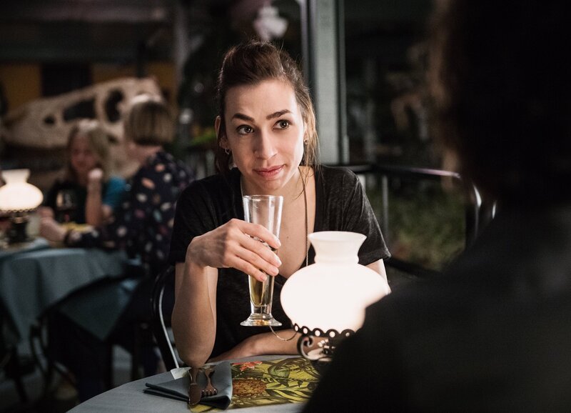 Seitentriebe Folge 6 Staffel 1, Episode 6 Chefin und Geliebte: Carol Schuler als Gloria – Bild: SRF/​Nikkol Rot