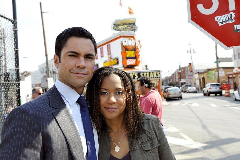 Danny Pino (l.) und Tracie Thoms (r.) bei den Dreharbeiten zu „Cold Case“. – Bild: ProSiebenSat.1 Media SE