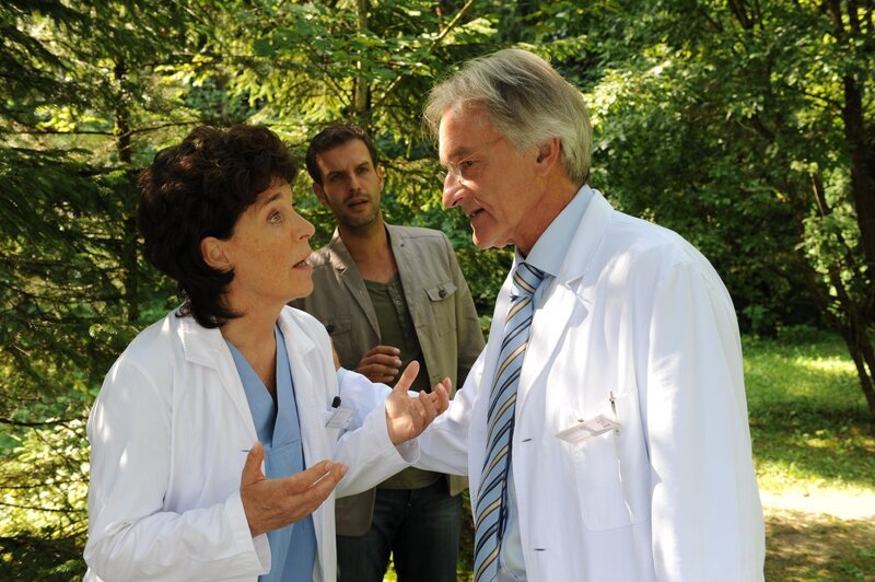 (v.l.n.r.) Dr. Rust (Gerda Steiner); Nils (Florian Stadler); Prof. Kreutzkamm (Andreas Renell) – Bild: Ann Paur