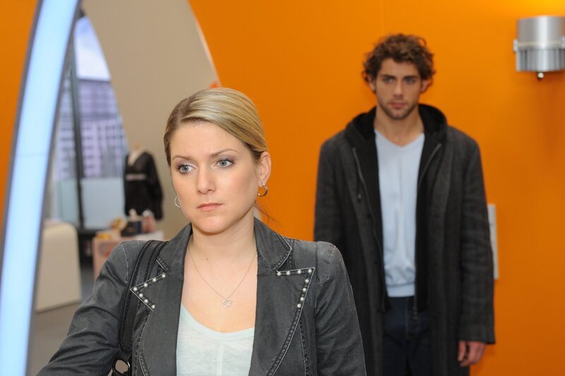 Jonas (Roy Peter Link, r.) realisiert traurig, dass die Liebe zwischen Anna (Jeanette Biedermann, l.) und ihm nicht lebbar ist. Er wird Annas Kinderwunsch nie erfüllen können … – Bild: SAT.1 /​ Claudius Pflug