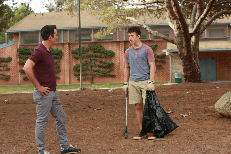 L-R: Phil Dunphy (Ty Burrell), Luke Dunphy (Nolan Gould) – Bild: ViacomCBS