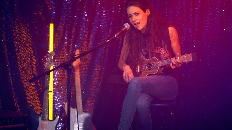 Überraschung! Auch Rebecca (Liane Forestieri), Fridas Lehrerin, ist mit von der Partie! – Bild: RTL /​ Frank Dicks