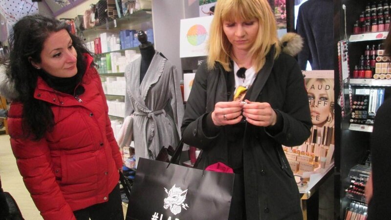 Kandidatin Monique (r.) und Shoppingbegleitung Silvia. – Bild: TVNOW /​ Constantin Ent.