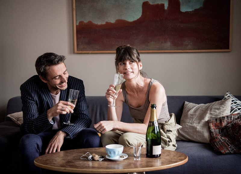 Seitentriebe Folge 4 Staffel 1, Episode 4 Der «Jugendfreund»: Dominique Jann als Sirio, Vera Bommer als Nele – Bild: Copyright SRF/​Nikkol Rot