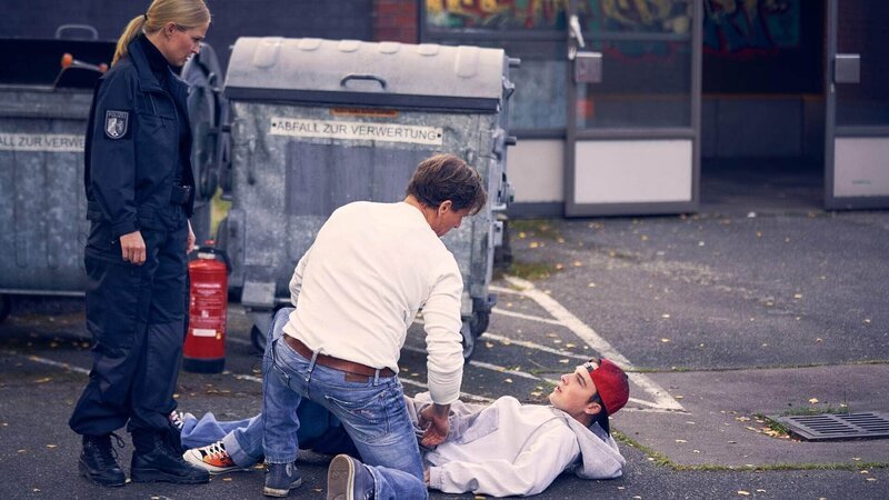 Felix (Mike Singer) ist erleichtert. Dank Stefan (Hendrik Duryn) und Sarah (Pina Kühr) ist zum Glück nichts Schlimmeres passiert. – Bild: RTL /​ Frank Dicks