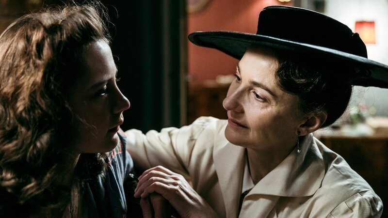 Mutter-Tochter-Gespräch: Annina Walt als Klara, Sylvie Rohrer als Lisbet-Marie – Bild: SRF/​Sava Hlavacek