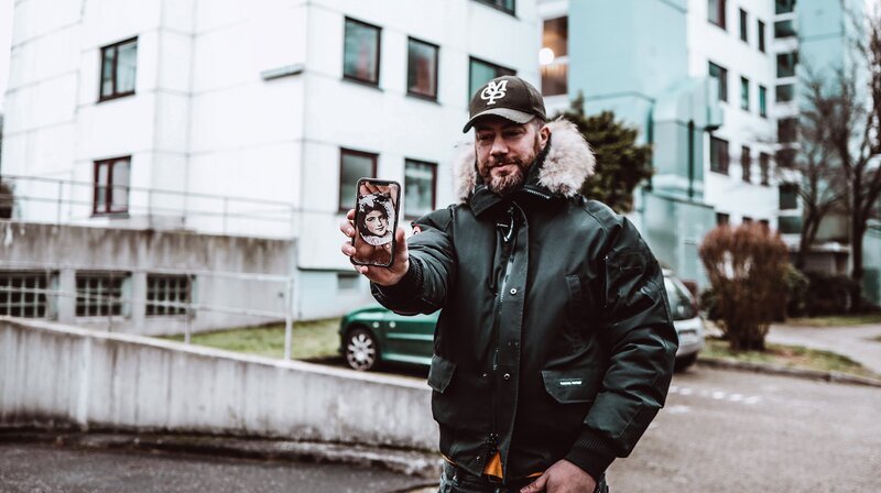 Bis heute sucht Abbas Ercan nach seiner Schwester Hilal. Es ist zu seiner Lebensaufgabe geworden. – Bild: NDR/​Jasmin Hauck