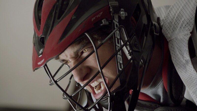 Scott (Tyler Posey) versagt beim Lacrosse-Training völlig und Stiles kann ihn gerade noch in den Umkleideraum bringen, bevor er aus Wut darüber zum Werwolf mutiert. Doch die Verwandlung ist nicht mehr aufzuhalten … – Bild: RTL II
