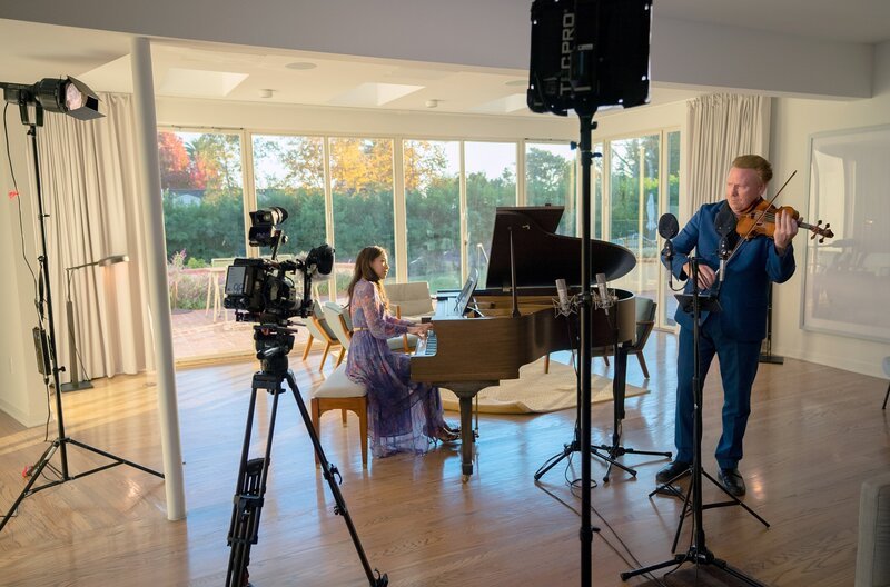 Daniel Hope und Grace Fong spielen Eric Zeisls „Menuhim’s Song“ aus seiner Oper „Hiob“, in der es um erzwungene Immigration geht. Die Besonderheit: Sie spielen in dem Haus, das Thomas Mann im Zweiten Weltkrieg als Refugium diente. – Bild: Daniel Waldhecker/​Kobalt