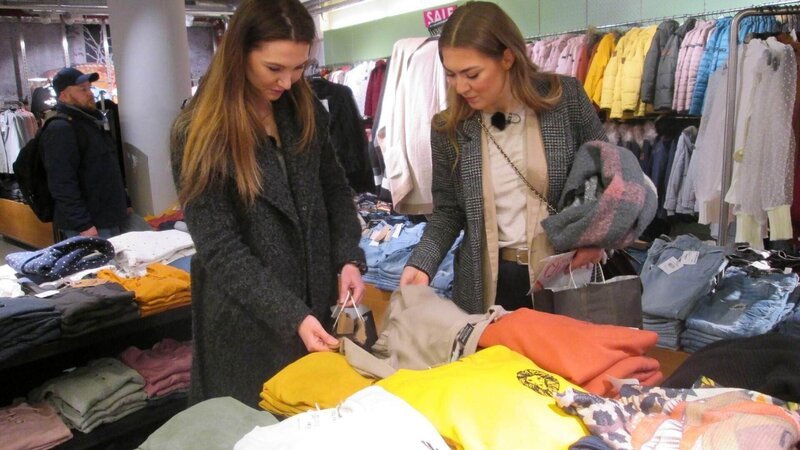 Kandidatin Ellice (l.) und Shoppingbegleitung Regina. – Bild: TVNOW /​ Constantin Ent.