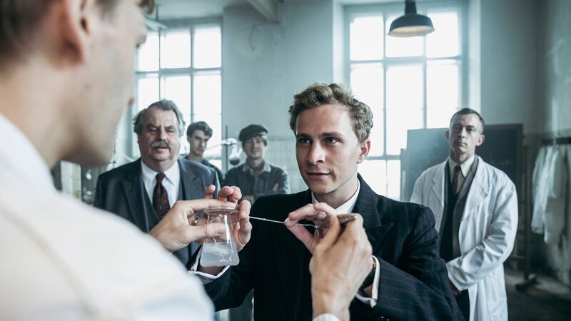 Die Bemühungen tragen Früchte: Urs Bosshardt als Alfred Tobler(2.v.l.), Max Hubacher als Johann Leutenegger (Mi.) – Bild: SRF/​Sava Hlavacek