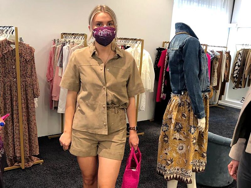 Kandidatin Anna; Motto in Karlsruhe: Lederleicht – Überzeuge in deinem neuen Wildleder-Outfit!, Tag 4: Anna – Bild: RTL /​ Constantin Ent.