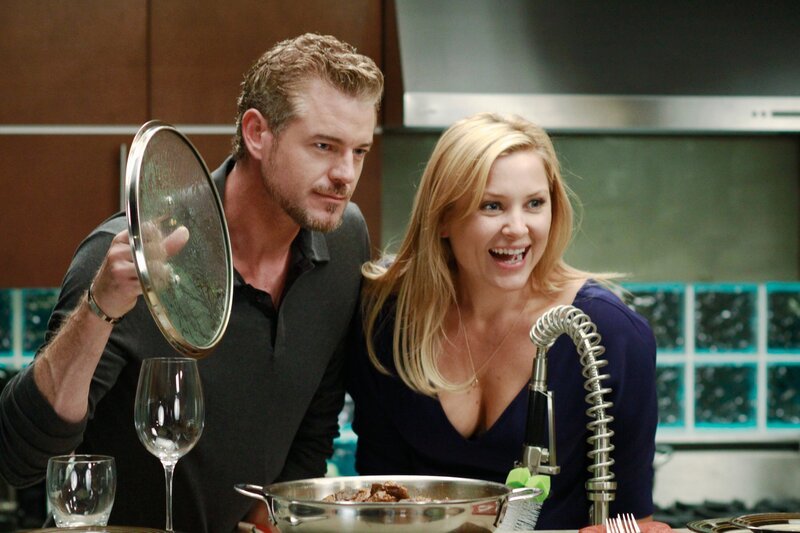 Während Alex und Teddy nach alternativen Möglichkeiten suchen, einen sehr oberflächlichen Patienten zu operieren, kochen Arizona (Jessica Capshaw, r.) und Mark (Eric Dane, l.) um die Wette, was Callie vollkommen gegen den Strich geht … – Bild: Turner /​ American Broadcasting Companies, Inc. All rights reserved.