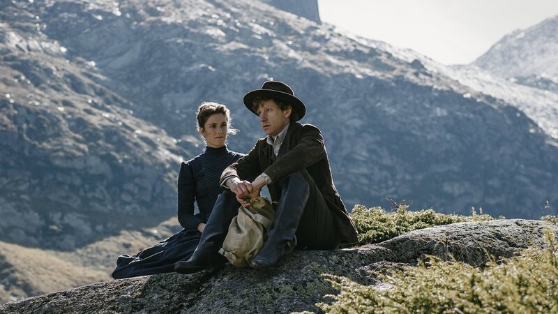 Banger Blick in die Zukunft: Fuhrhaltertochter Anna (Miriam Stein) und angehender Ingenieur Max (Maxim Mehmet) – Bild: 3sat