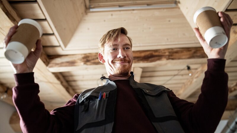 Seitentriebe – SRF Serie Staffel 2 Folge 8 – Rache ist klebrig. Jürg Plüss (Robert). Buch: Güzin Kar. Regie: Güzin Kar, Cosima Frei. Produktion: Langfilm. – Bild: SRF/​Samuel Schalch