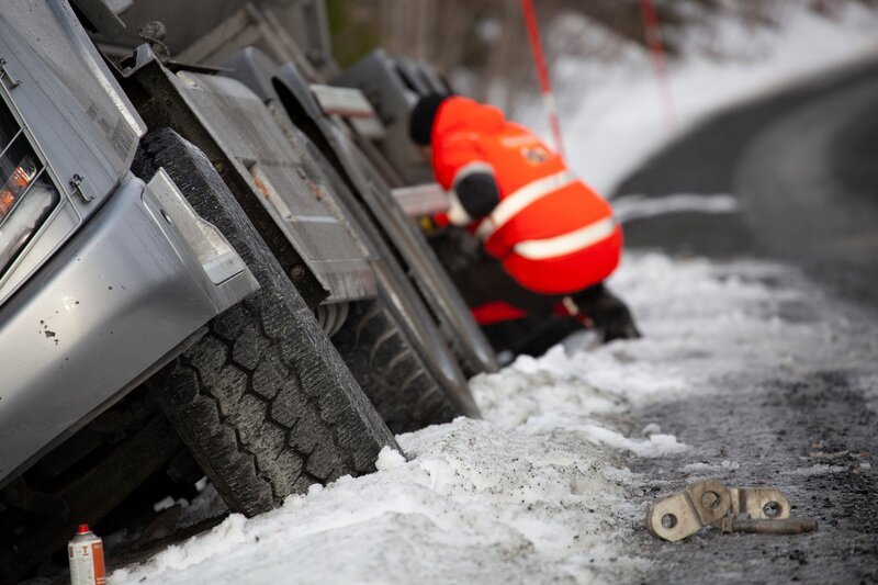 Jo Roger Bengsli checks on a 20-ton truck lying deep in a ditch. – Bild: Torstein Sjulstad /​ National Geographic