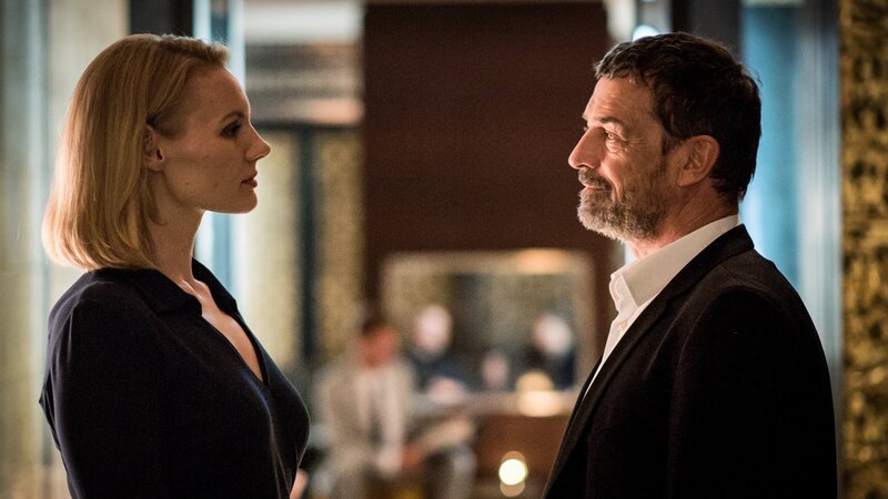 Eva Blumenthal (Rosalie Thomass) trifft Hugo von Bergen (Thomas Sarbacher) im elitären New Asia Club. – Bild: ZDF and Christoph Assmann