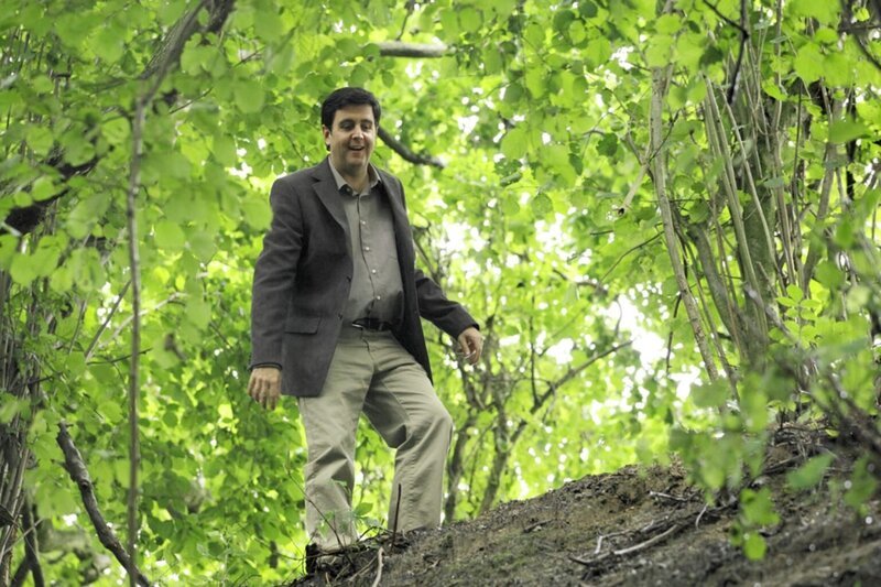 Aus dem kleinen Verdauungsspaziergang mit Anne und ihren Eltern wird für den ungeübten Wanderer Bastian (Bastian Pastewka) ein anstrengender Hindernislauf in der Wildnis … – Bild: Comedy Central+1