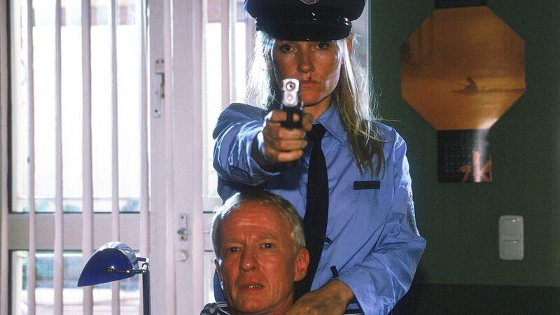 Ariane (Katharina Zapatka) hat Strauss (Rainer Goernemann) in ihrer Gewalt. Als Hendrik in den Raum stürzt, schaut er in den Lauf von Arianes Pistole … – Bild: MG RTL D