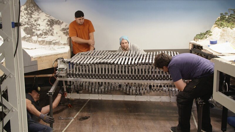 Eine Lieferung aus Übersee mit geheimnisvoller Konstruktion kommt in Hamburg an. Die riesige Mechanik soll den stürmischsten Wasserweg der Welt simulieren: die Meerenge zwischen Pazifik und Atlantik. – Bild: Foto: RTL