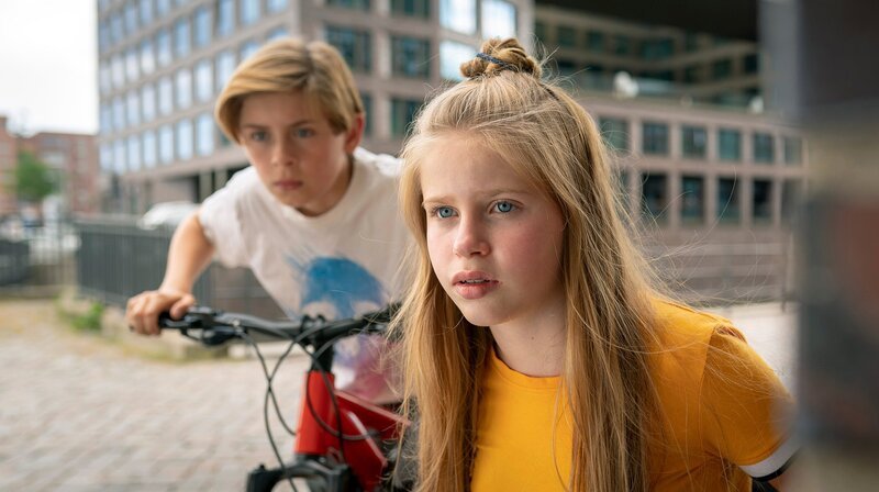 Jonny und Pippa auf Beobachtungsposten – Bild: NDR/​Boris Laewen