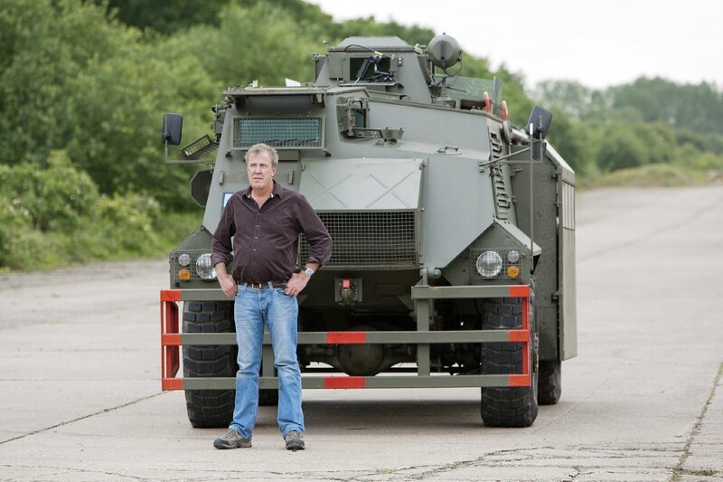Jeremy Clarkson und seine Kollegen stehen heute vor der Herausforderung, eine Reihe von Häusern abzureißen. – Bild: RTL NITRO /​ BBC Worldwid