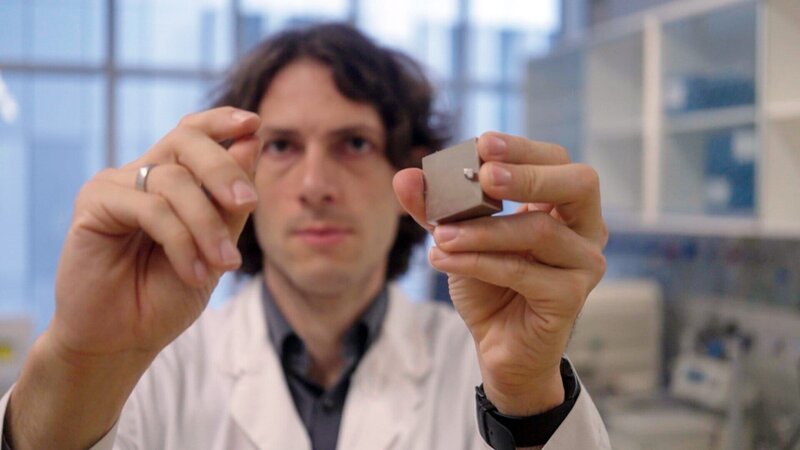 Im Bild: Sebastian Schwaminger von der MedUni Graz und seine Magnete, die Medikamente im Körper zum Tumor steuern. – Bild: ORF, Christian Kugler Filmproduktion /​ ORF