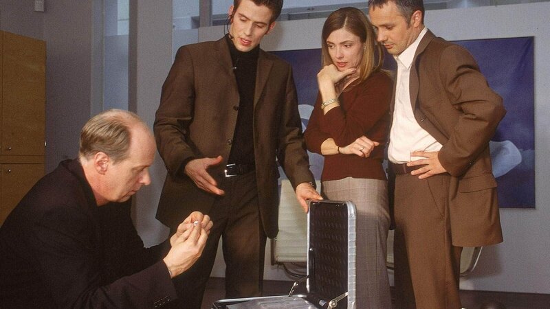 Jan (Christian Oliver, 2.v.li.) und Bonrath (Gottfried Vollmer, li.) präparieren den Geldkoffer, den Beatrice (Nana Krüger) und Niklas Gerlach (Rene Hofschneider) den Erpressern geben werden. – Bild: MG RTL D /​ Martin Menke