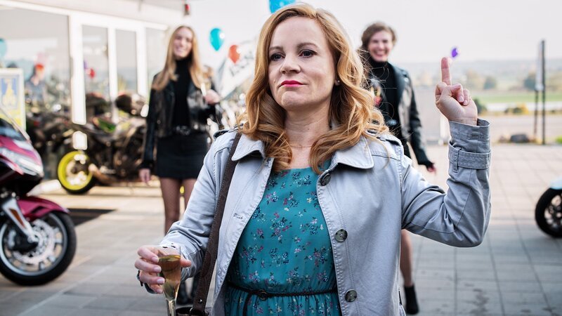 Seitentriebe SRF Serie Staffel 2 Folge 2 Will ihren alten Job zurück Wanda Wylowa (Monika) Buch: Güzin Kar Regie: Güzin Kar, Cosima Frei Produktion: Langfilm – Bild: SRF/​Samuel Schalch