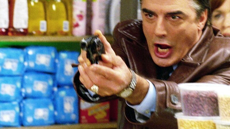 Sofort die Waffe runter! Detective Logan stürmt ein Lebensmittelgeschäft. – Bild: RTL