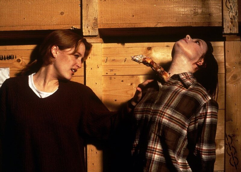 Scully (Gillian Anderson, l.) ist Augenzeugin, als die Vulkanologin Jesse O’Neil (Shawnee Smith, r.) von einem fremdartigen Pilz, der in ihrem Körper gelebt hat, umgebracht wird. – Bild: ProSieben MAXX