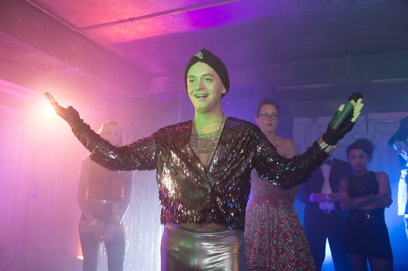 Frederik (Julian F. M. Stoeckel) ist Veranstalter der Party und lässt sich von seinen Gästen feiern. – Bild: RTL /​ Claudius Pflug