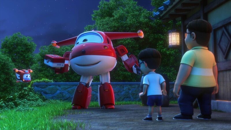 Jett (li.) liefert ein super starkes Teleskop zu Ruixiu (mi.), der den Supermond ganz nah bewundern möchte. – Bild: FUNNYFLUX /​ ALPHA