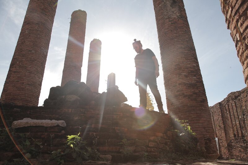 RJ erkundet den Tempel in Ayutthaya, Thailand. – Bild: PLURIMEDIA (National Geographic Channels /​ Singha Quansuwan)