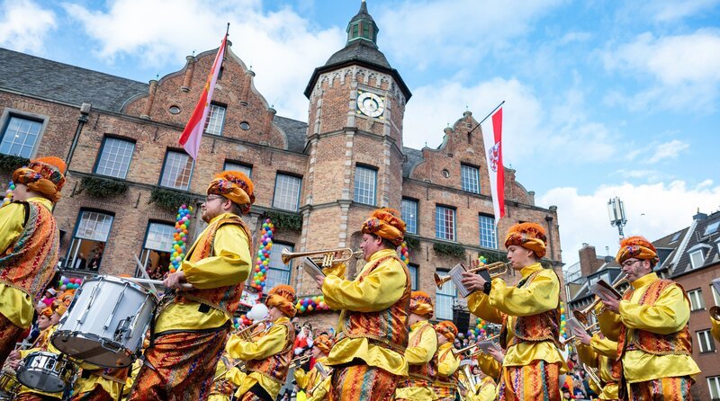 Rosenmontagszug aus Düsseldorf. Der politischste Rosenmontagszug Deutschlands zieht seit mehr als 200 Jahren durch Düsseldorf. Die provokanten Mottowagen des Wagenbauers Jacques Tilly werden für Gesprächsstoff sorgen. (Archivfoto) – Bild: WDR/​Thomas von der Heiden