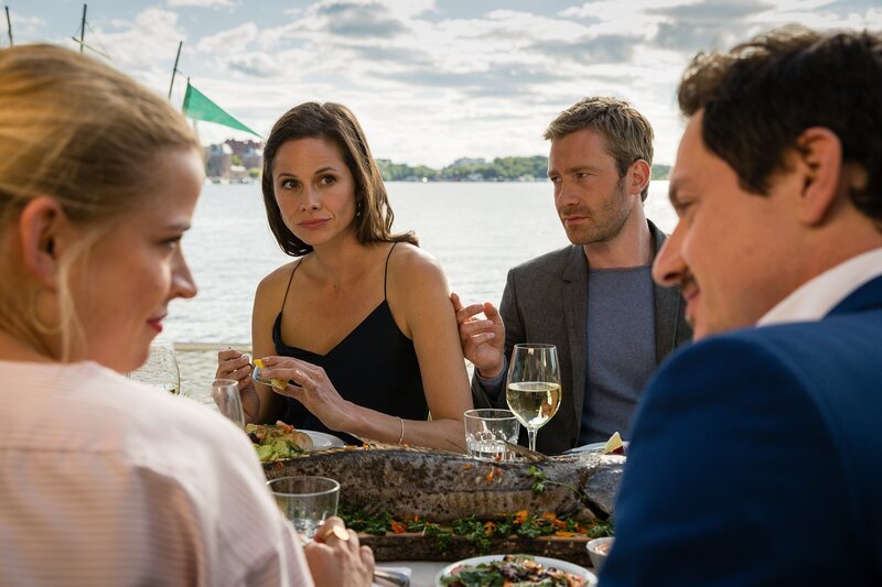 Anna (Ellenie Salvo Gonzalez, 2.v.l.) hat ihre Freundin Sophie (Merle Collet, l.) mit Sven (Markus Brandl, r.) verkuppelt. Doch ihr Freund Matti (Max Engelke, 2.v.r.) ist sich nicht sicher, ob Anna mit der Situation glücklich ist. – Bild: Arvid Uhlig /​ ZDF