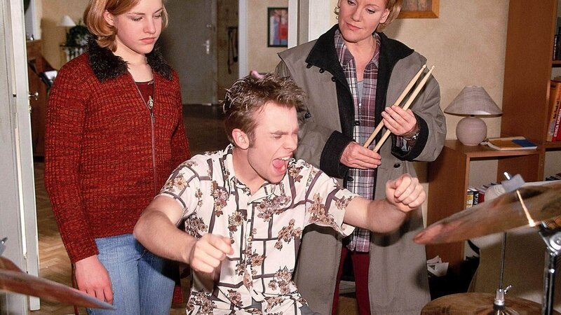 Endlich Ruhe! Nikola (Mariele Millowitsch, r.) und Stephanie (Friedericke Grasshoff) haben von Peters (Eric Benz) Schlagzeugspielen die Schnauze voll. – Bild: RTL