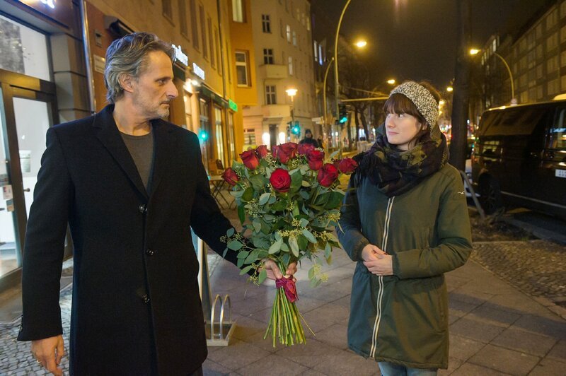 Stefan (Ingo van Gulijk) verschenkt die für Liz gedachten Rosen an eine Passantin (Komparsin). – Bild: Claudius Pflug /​ MG RTL D
