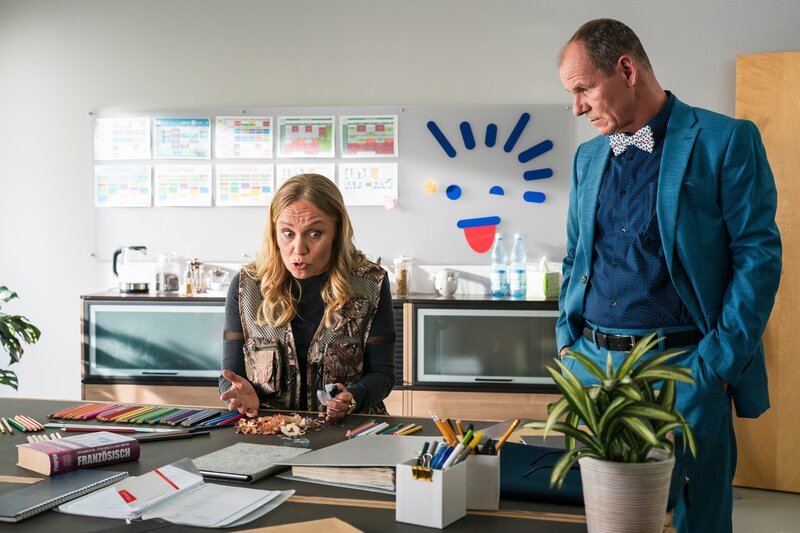 Frau Holopainen (Meri Koivisto, links) muss schweren Herzens Herrn Zech (Olaf Burmeister, rechts) das Ende des Survival-Moduls mitteilen. – Bild: mdr/​Saxonia Media/​Thomas Dietze