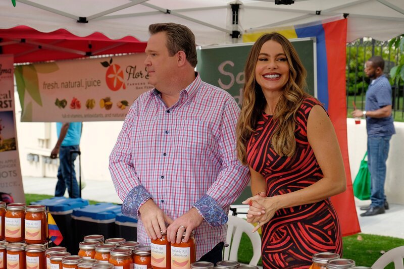 L-R: Cameron Tucker (Eric Stonestreet), Gloria Delgado-Pritchett (Sofía Vergara) – Bild: ViacomCBS /​ Tony Rivetti Jr, SMPSP