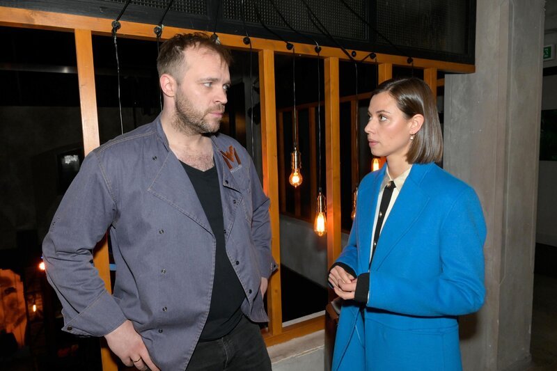 Matilda (Anna-Katharina Fecher) versucht Erik (Patrick Heinrich) den Druck zu nehmen. – Bild: RTL /​ Rolf Baumgartner /​ Go for it!