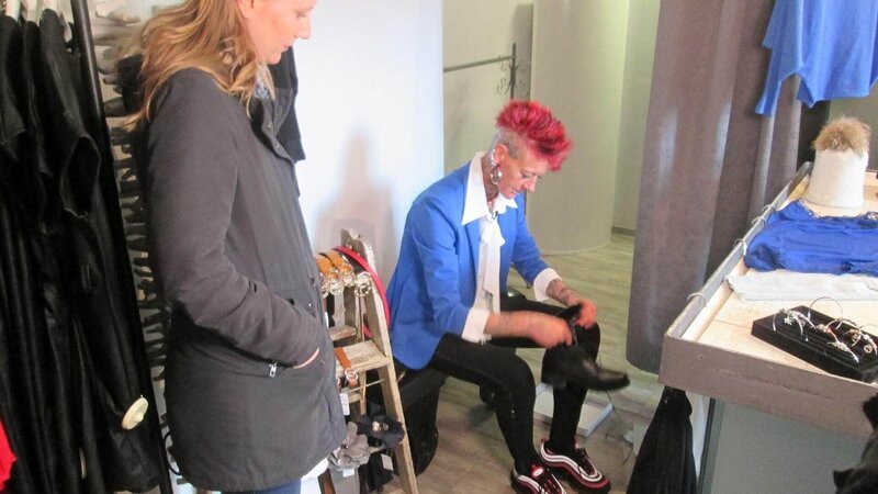 Kandidatin Heike (r.) und Shoppingbegleitung Janine. – Bild: TVNOW /​ Constantin Ent.