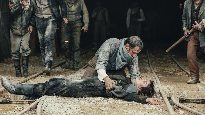 Ein schwarzer Tag auf der Baustelle: Giuseppe (Walter Leonardi, Mi.) trauert um Leo (Silvia Busuioc, liegend) – Bild: 3sat