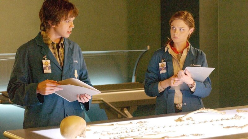 Gerichtsmedizinerin Dr. Brennan (Emily Deschanel) und ihr Team soll bei der Identifikation der menschlichen Überreste des sechsjährigen Charlies, der seit Wochen vermisst wurde, helfen. Für Zack (Eric Millegan) ist dieser Fall besonders schwer, denn er hatte noch nie mit der Leiche eines Kindes zu tun … – Bild: TVNOW /​ FOX