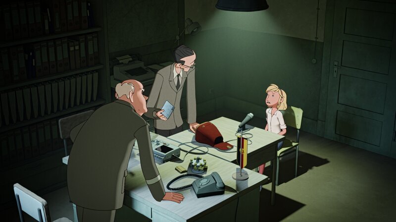 Zwei einschüchternde Stasi-Offiziere verhören Fritzi. – Bild: MDR/​WDR/​SWR/​Balance Film/​Lut
